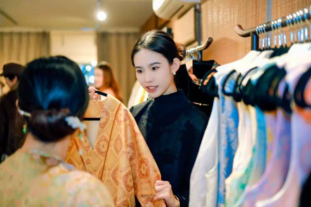 杨仕嘉：让“新中式”服装更有国际范AG真人登录入口侨连五洲 华侨青年(图8)