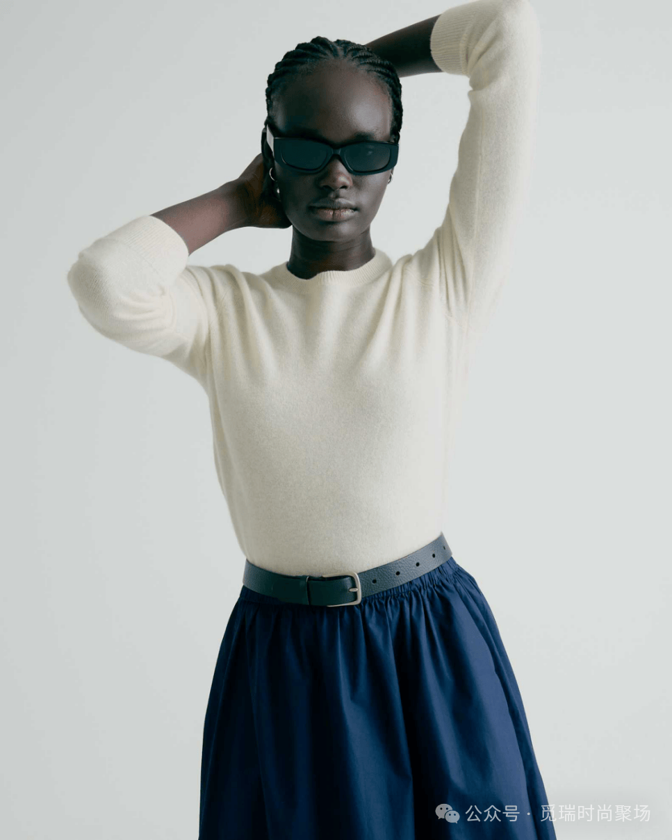 !2026穿搭新密码这样穿告别“老气”！AG真人百家乐刷爆 Ins的天后羊绒造型(图3)