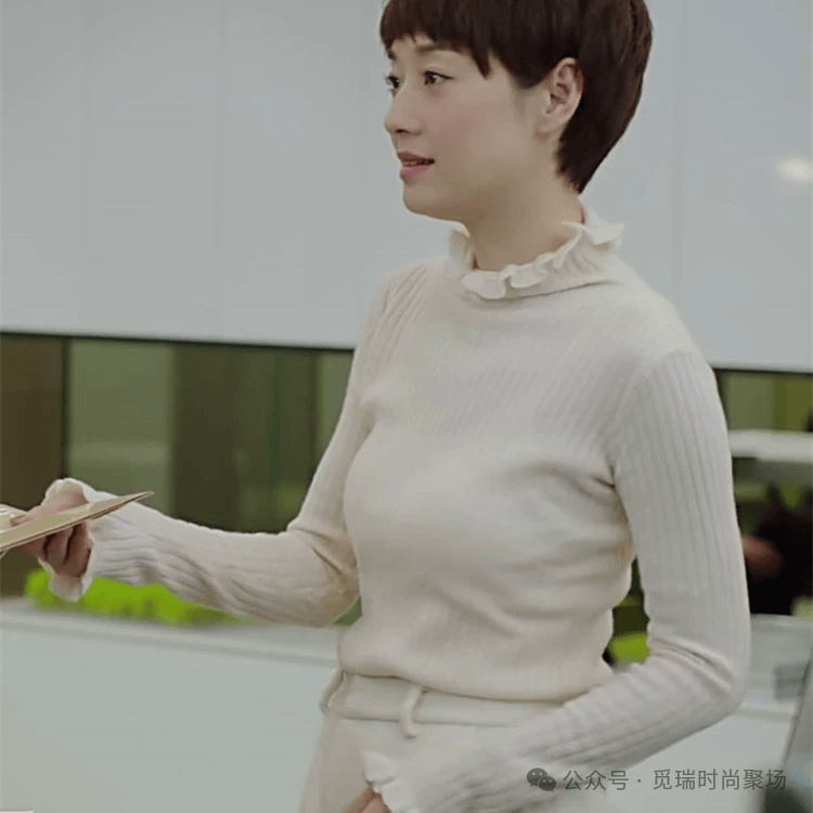 !2026穿搭新密码这样穿告别“老气”！AG真人百家乐刷爆 Ins的天后羊绒造型(图12)