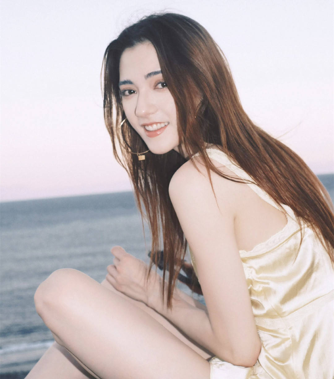 友是俄蒙混血娜然颜值高演技好会骑马AG真人中国霍家双喜临门霍启山新女(图2)