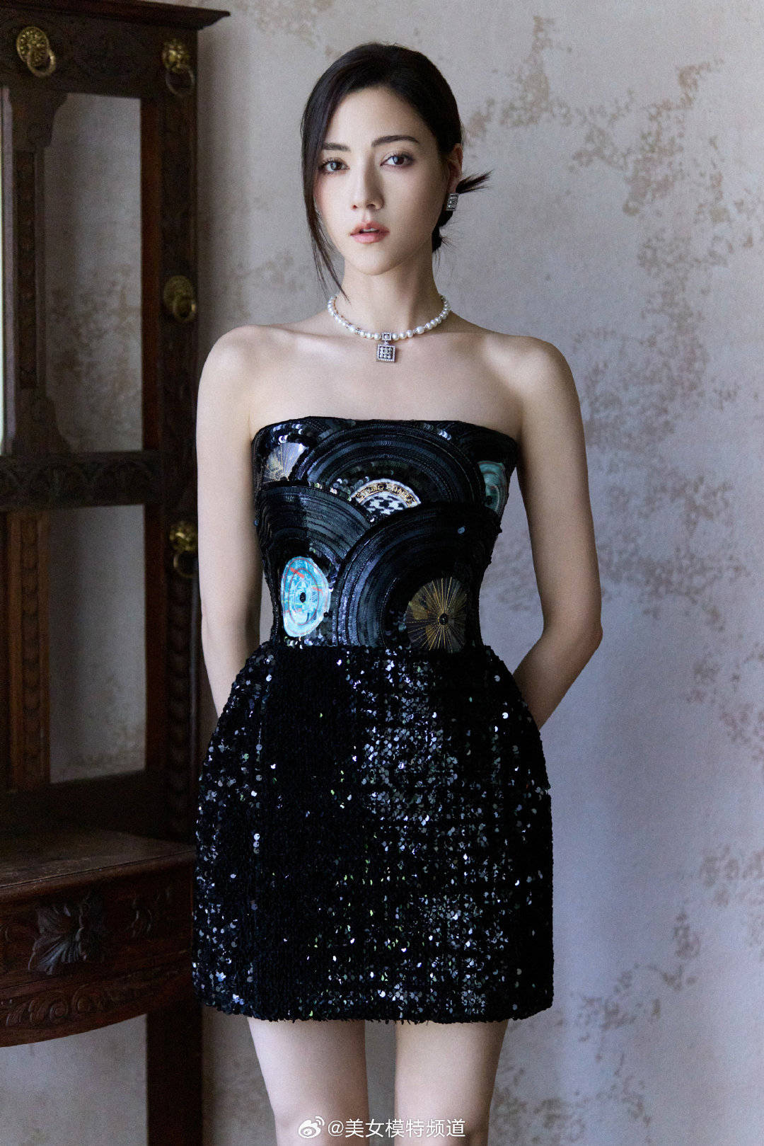 友是俄蒙混血娜然颜值高演技好会骑马AG真人中国霍家双喜临门霍启山新女(图8)