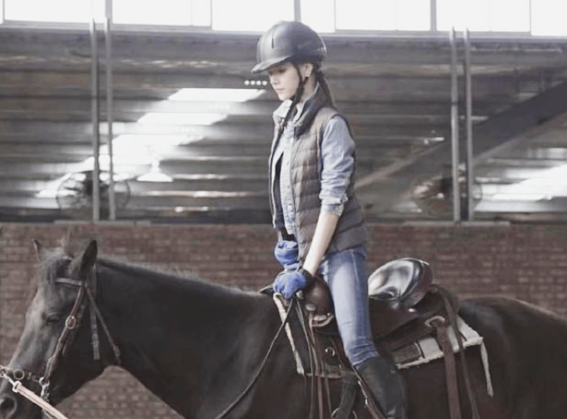 友是俄蒙混血娜然颜值高演技好会骑马AG真人中国霍家双喜临门霍启山新女(图15)